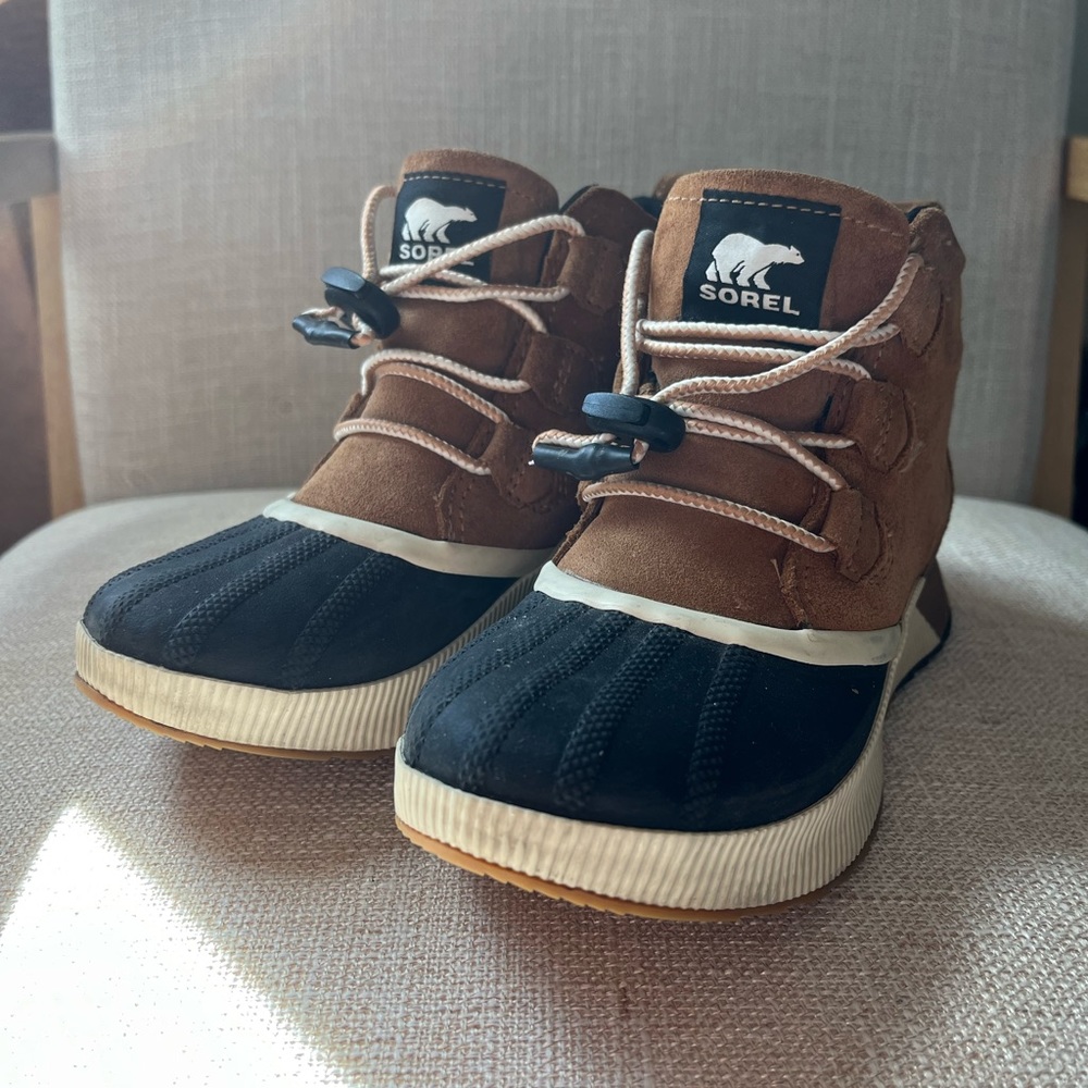 Sorel Waterproof boot. Toggle tie.
